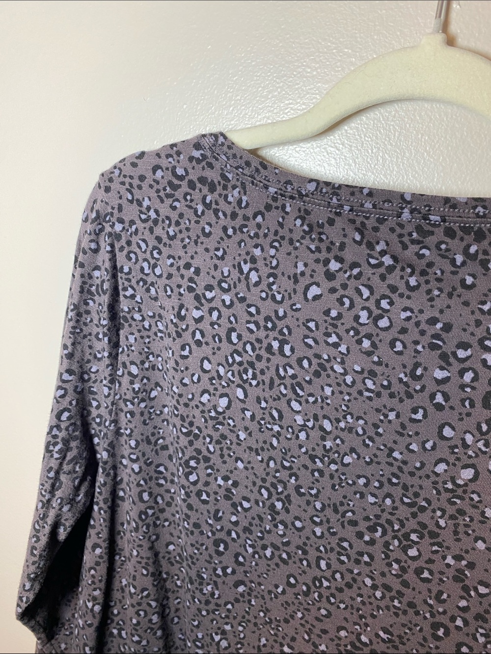 EVRI Women's Gray Leopard V-Neck Long Sleeve Top 0XL - Picture 5 of 5